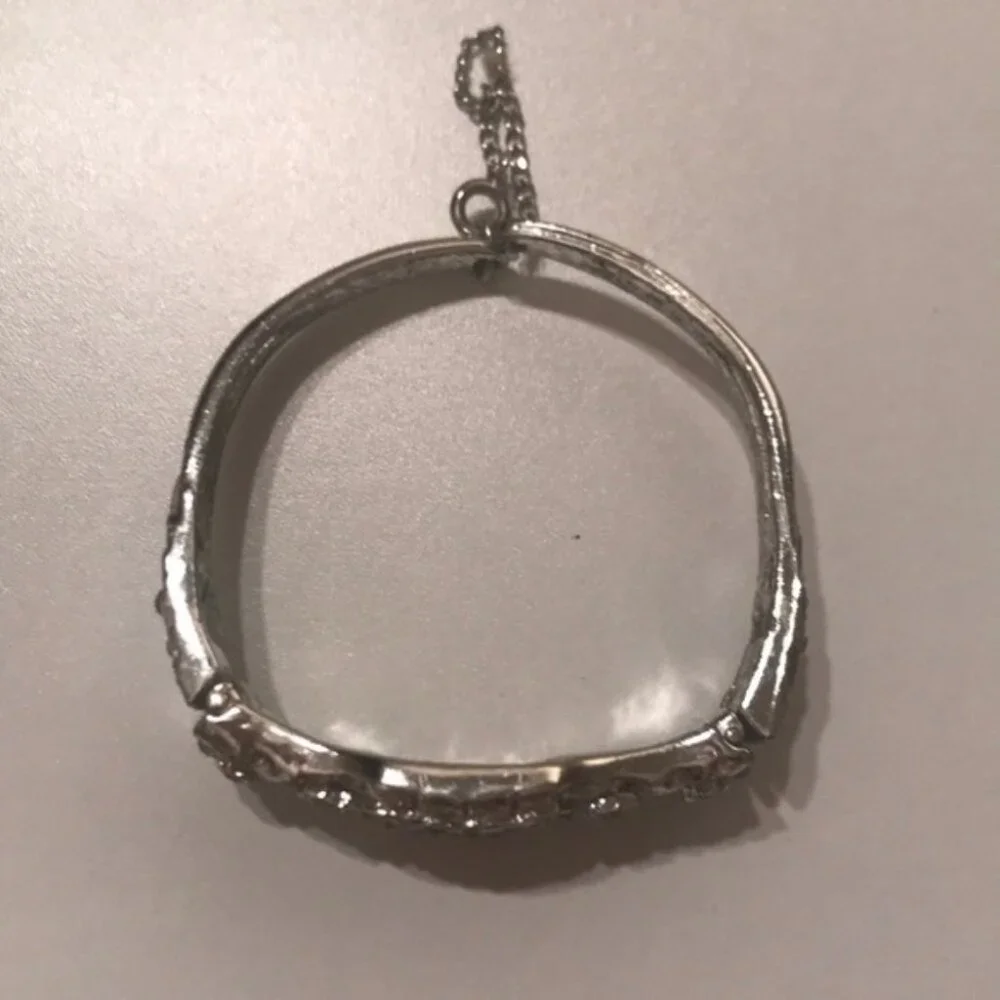 💎✨ Vintage Silver-Tone Rhinestone Hinged Bangle Bracelet w/ Safety Chain - Picture 3 of 8
